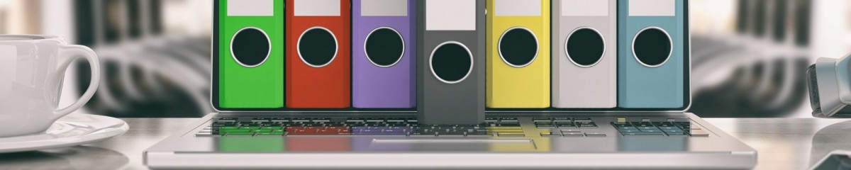 Libros de cuentas comerciales coloridos en una computadora portátil